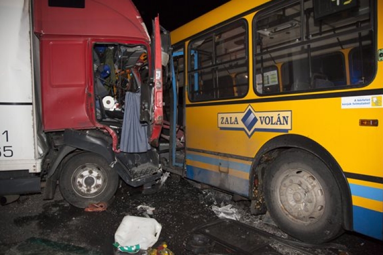 Nyolcan sérültek meg, amikor autóbusz és teherautó ütközött össze Zalaegerszegen