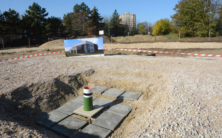 Alapkőletétel a Palánkai utcában - Klaszbau Tudásközpont épül