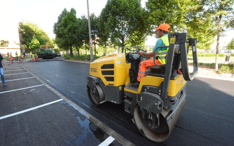 A felújítások alatt a szomszédos parkolókban is elfogadják a parkolóbérleteket