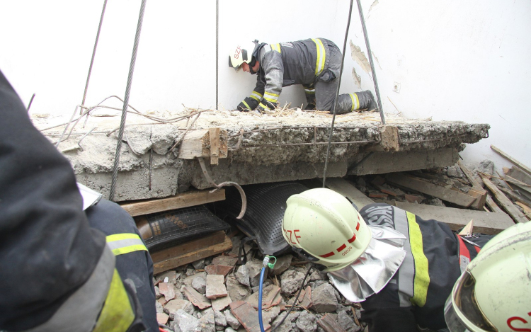 Túlélte a rémálmot - leszakadt betonfödém alá szorult egy munkás a  Donát utcában