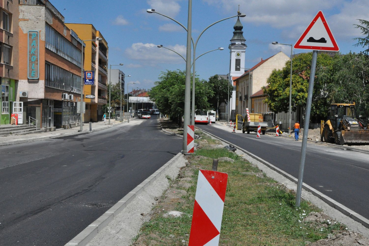 Augusztus 20-ra készülnek el a Széchenyin az út és járdafelújítással