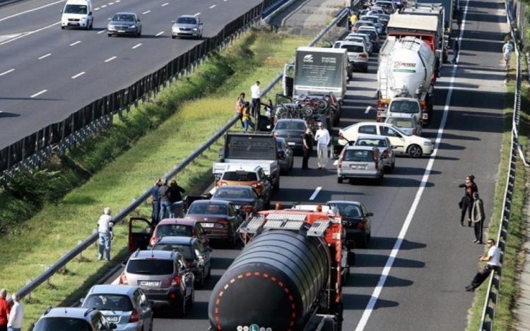 Óriási a torlódás egy baleset miatt az M7-es autópályán