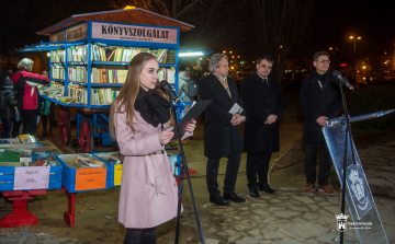 MINŐSÉGI KÖNYVEK OLCSÓN – MEGNYÍLT A KÖNYVES SZEKÉR A PALOTAI KAPU TÉREN