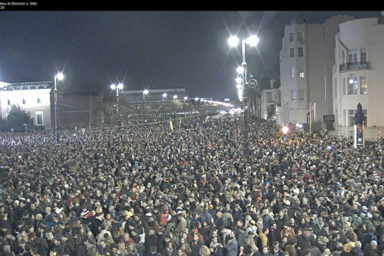 A gyermekek védelméért demonstrálnak a Hősök terén