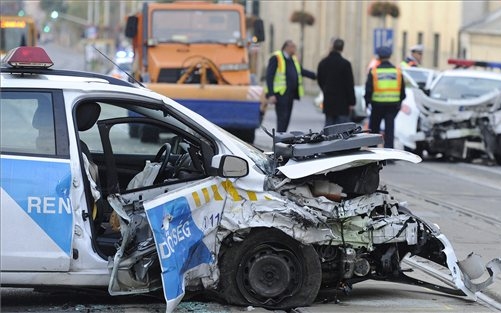 Összeütközött két rendőrautó Budapesten