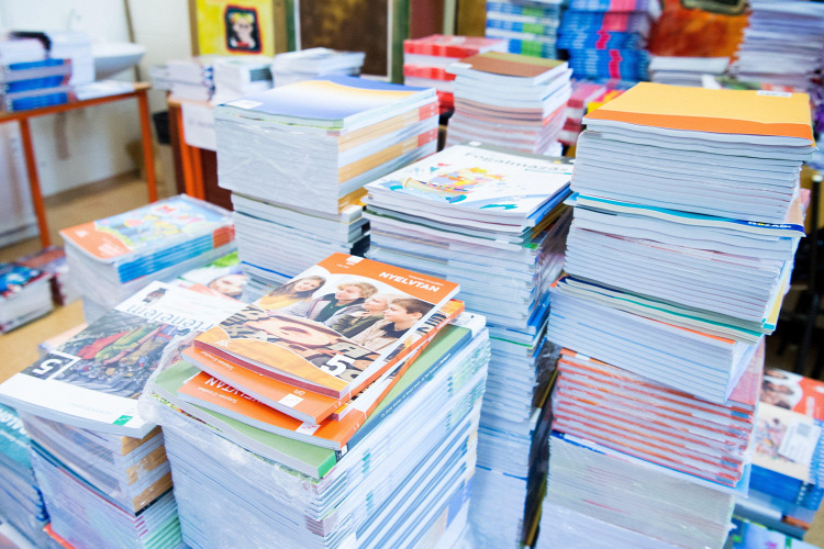 Megkezdődött a tankönyvek kiszállítása az iskolákba