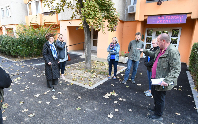 Újabb járdákat újítottak fel a Sarló utcában - akadálymentesítették a bejáratokat