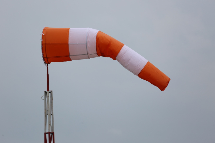 Az erős szél miatt autókra, sínekre dőlt fák alól mentenek a tűzoltók