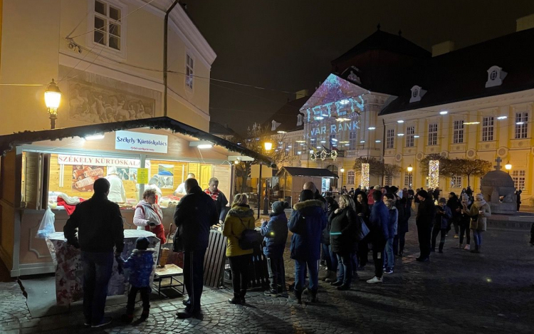 2000 forint a kürtőskalács, 1000 forint a lángos: itt vannak a fehérvári karácsonyi vásár árai