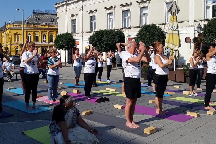 Flashmobbal népszerűsítették a jógát a belvárosban