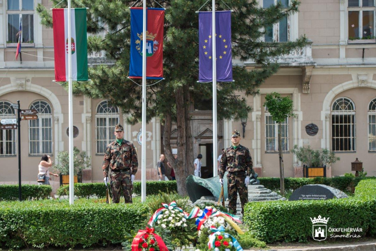 Néma koszorúzásokkal emlékeztek a II. világháború európai befejezésére Fehérváron