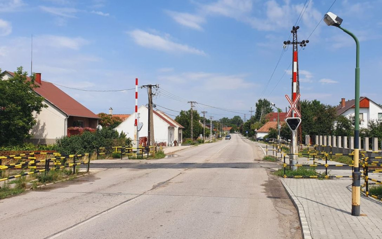 Félpályás lezárás lesz csütörtökön a Farkasvermi úti vasúti útátjáróban