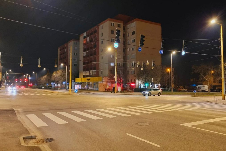 Várhatóan délutánra javítják meg a lámpát a Budai út-Gáz utca kereszteződésben