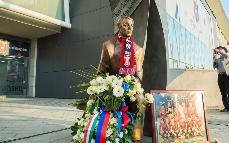 Felavatták a mesteredző szobrát, a tervek szerint a Vidi egyéb legendáit is megörökítenék a stadion körül