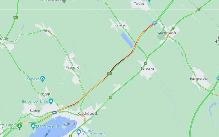 Javítják a szalagkorlátot, ezért torlódik az M7-es Velencénél