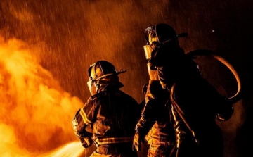Tűzoltók törték rá az ajtót az alvó férfira Székesfehérváron