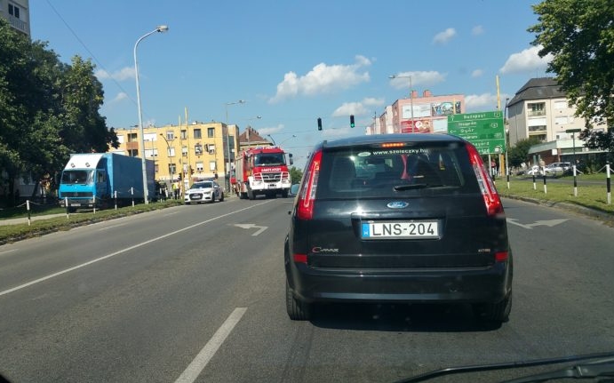 Beszakadt a járda egy bútorszállító kisteherautó alatt Fehérváron