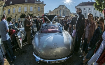 Száz oldtimer autóval rajtol a Total Chrono Classic szombaton az Országalmától