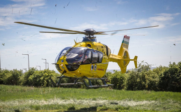 Lehajtott az úttestről egy teherautó a 8-ason Csórnál