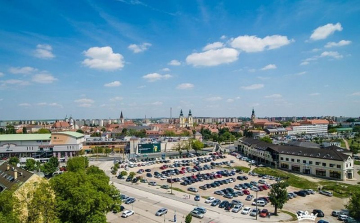 Gyommentesítési és területrendezési munkák miatt lezárták a murvás parkolót