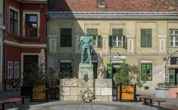 Hős várkapitányára emlékezett a város a Varkocs szobornál