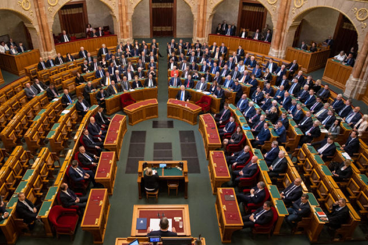 Pénteken tárgyalhatja a parlament a pedagógusi életpályáról szóló törvényjavaslatot