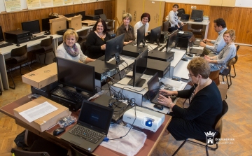 Laptop a tanároknak, tablet az ötödikes diákoknak a Kodályban