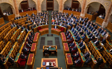 Pénteken tárgyalhatja a parlament a pedagógusi életpályáról szóló törvényjavaslatot