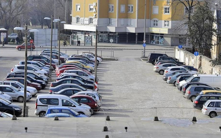 Régészeti próbafeltárás lesz - jövő keddtől lezárják a Palotai úti kis murvás parkolót