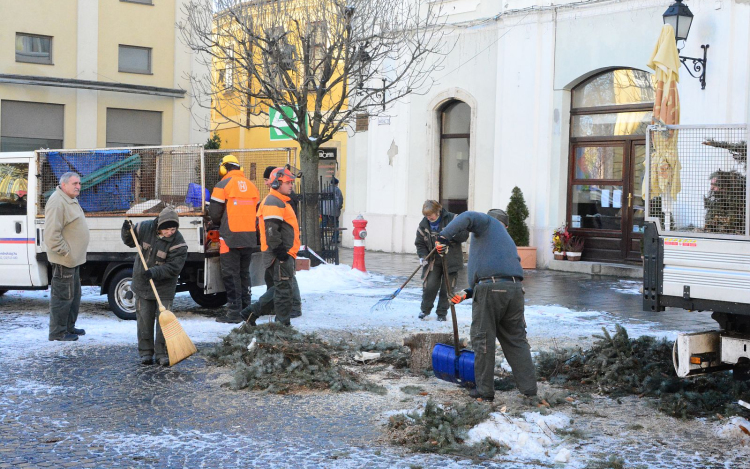 Szociális tűzifa lesz a közterületi karácsonyfákból