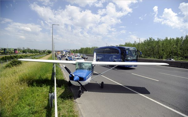 Leszállt egy kisrepülő az M1-M7-es autópályán