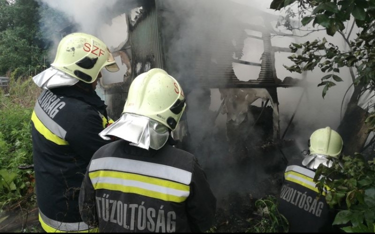 Lakókocsi borult lángba Székesfehérváron - senki sem sérült meg