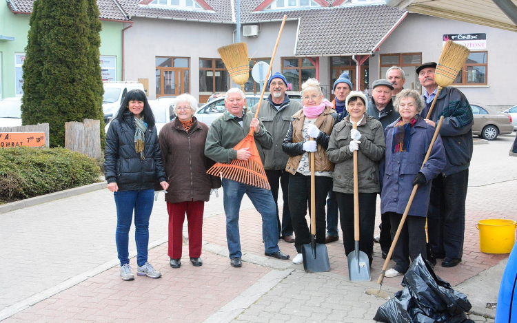 Példát mutattak - nyugdíjasok tették rendbe a boltok előtti területet