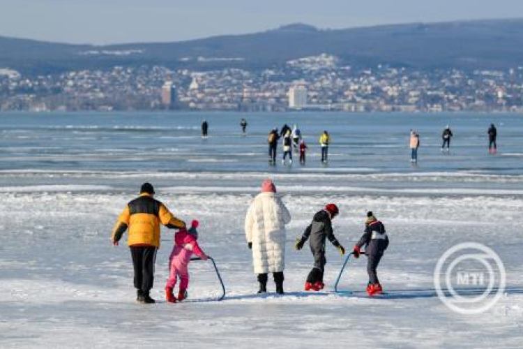 Rendőrség: a Balaton szinte teljes partszakaszán elérte a jégvastagság a biztonságos szintet
