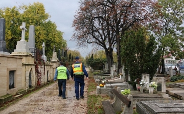 Fokozott figyelmet fordítanak a rendőrök a temetők környékére