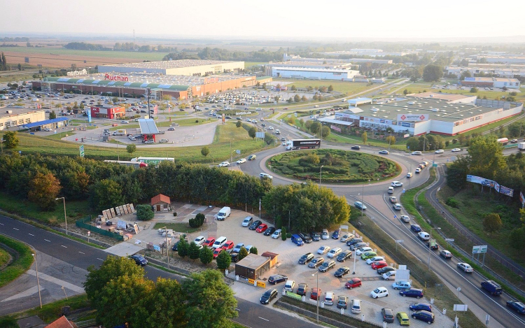 Többsávos, lámpás körforgalommá alakítják az Auchan csomópontot