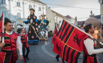 Szombaton este hatkor is láthatjuk az óriásbábokat a Belvárosban