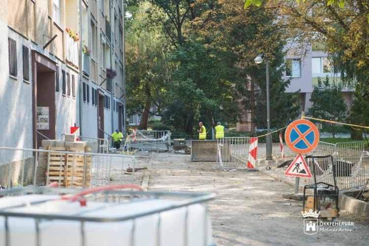 Elkezdődött a Deák Ferenc utca belső útjainak, járdáinak és parkolóinak felújtása