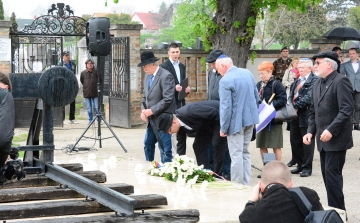 A Holokauszt áldozatainak emlékművénél emlékeztek hétfőn délelőtt a gyalázatra