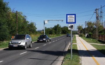 Tényleg tilos villogással előre jelezni a traffipaxot?