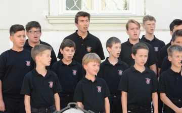 Schwäbisch Gmündi fiúkórus a városházán - énekkel köszöntötték a fehérváriakat