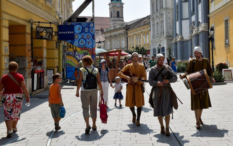 Táncok a nagyvilágból, középkori forgatag, koronázás és könnyűzenei koncertek