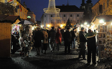 Gyertyagyújtás, Újszövetség maraton és Szabó Leslie - adventi programok Székesfehérváron 2017