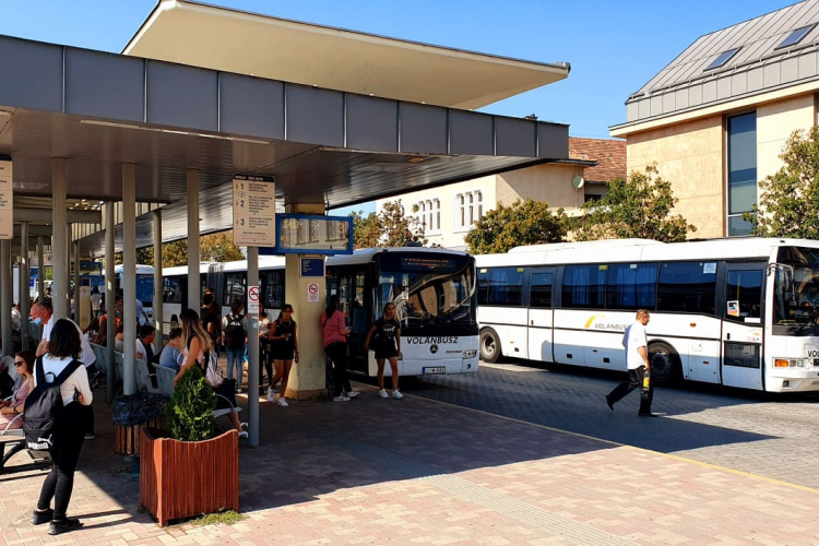 Elrendelték a letartóztatást - négyen raboltak ki egy férfit a buszpályaudvarnál