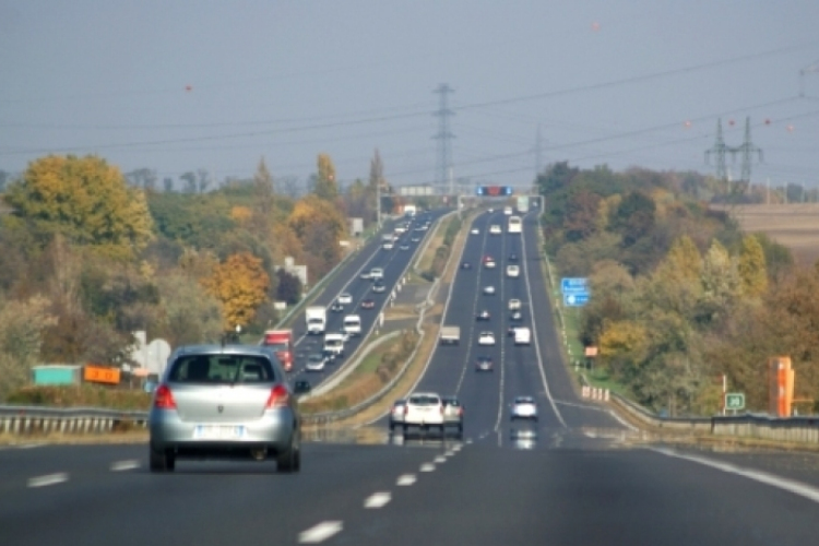 Közel másfél millió esetben éltek az autósok a 60 perces türelmi idővel