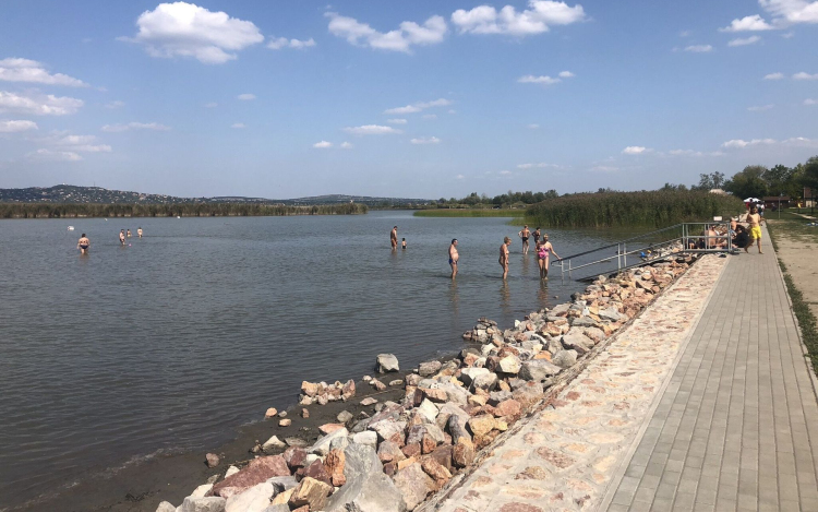 Szennyeződést találtak, fürdési tilalmat rendeltek el a Velencei-tó egyik strandjánál