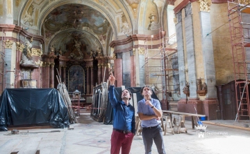 Kezdődik a belső felújítás - a Csók István Képtárban láthatjuk a székesegyház műtárgyait