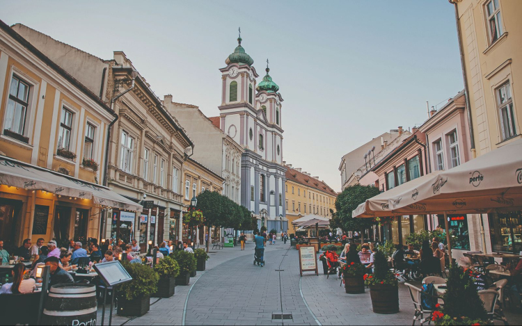 Szombaton éjfélig tarthatnak nyitva a belvárosi teraszok