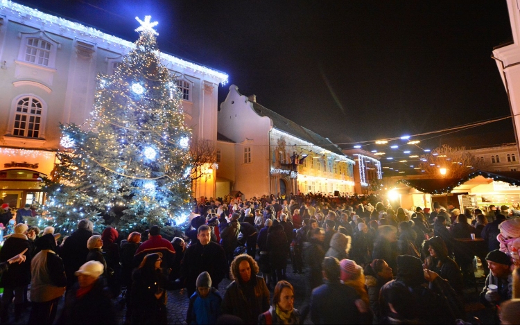 Felgyúltak a karácsonyi fények Székesfehérvár Belvárosában