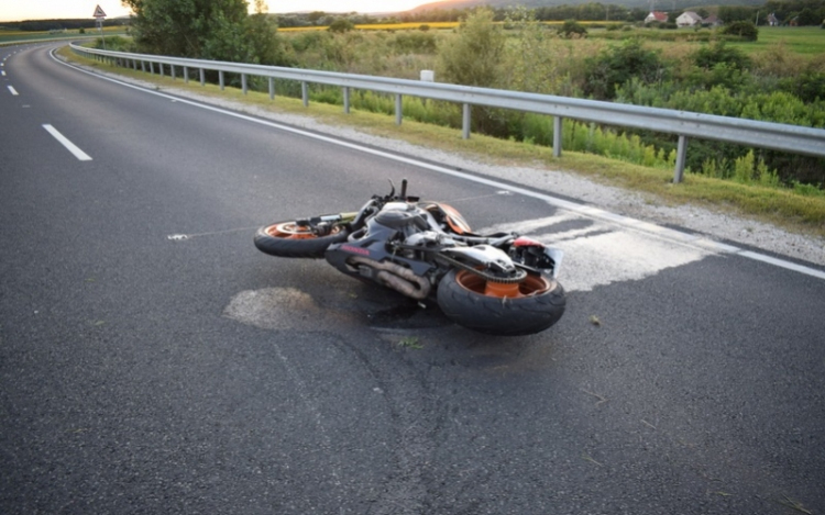 Szalagkorlátnak ütközött, majd elesett egy motoros Csórnál